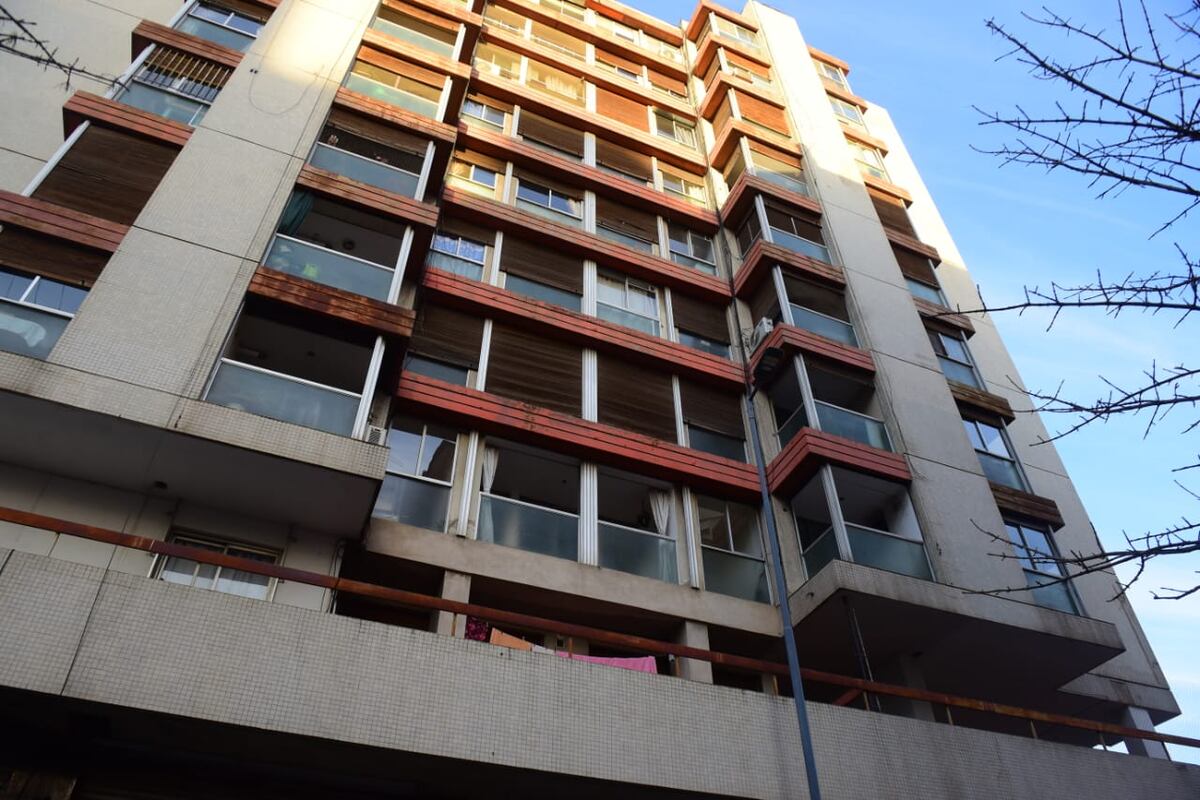 Se conoció una grave denuncia contra el hermano del hombre que vivía con un cadáver en Córdoba