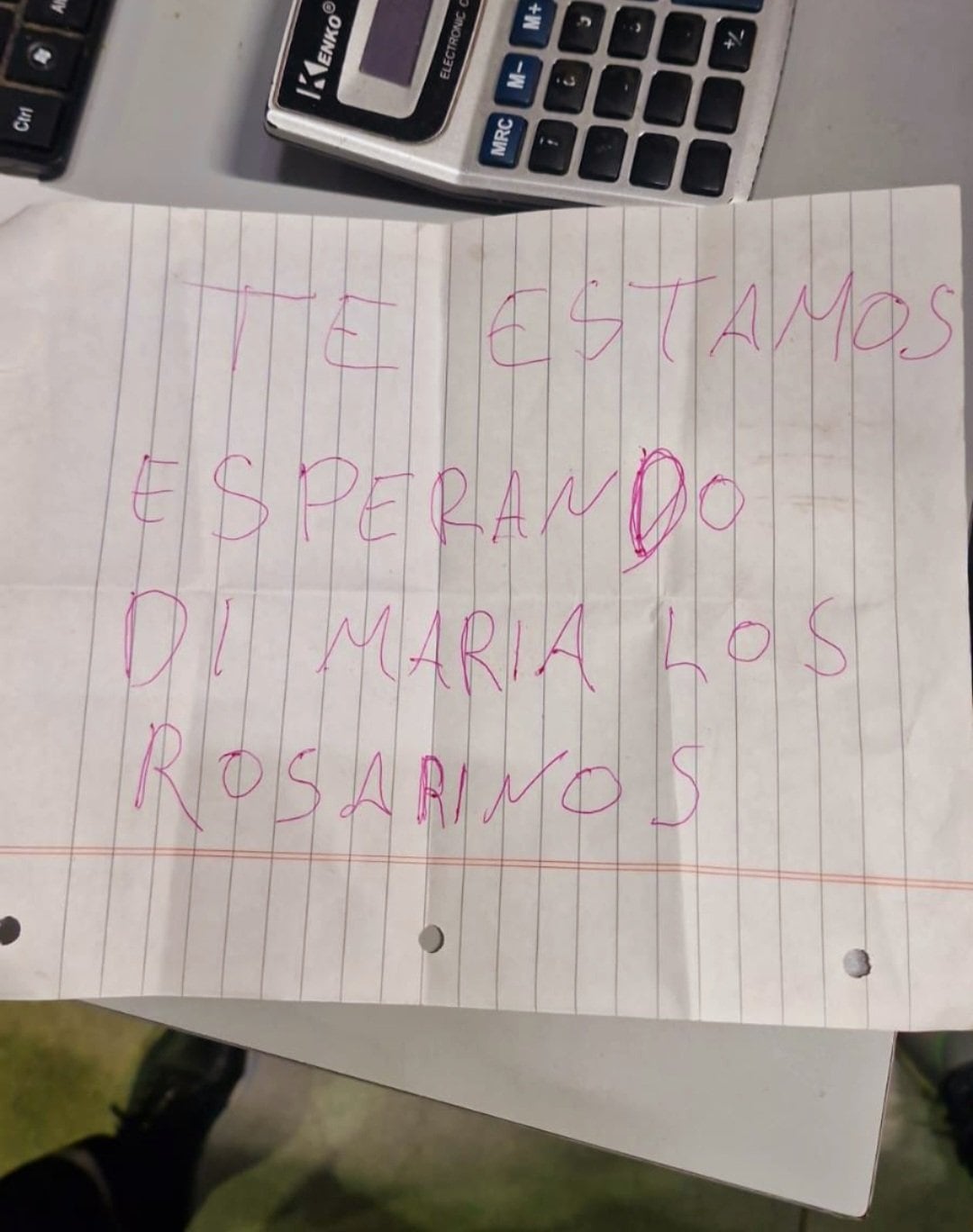 Los agresores usaron una hoja de carpeta escolar.