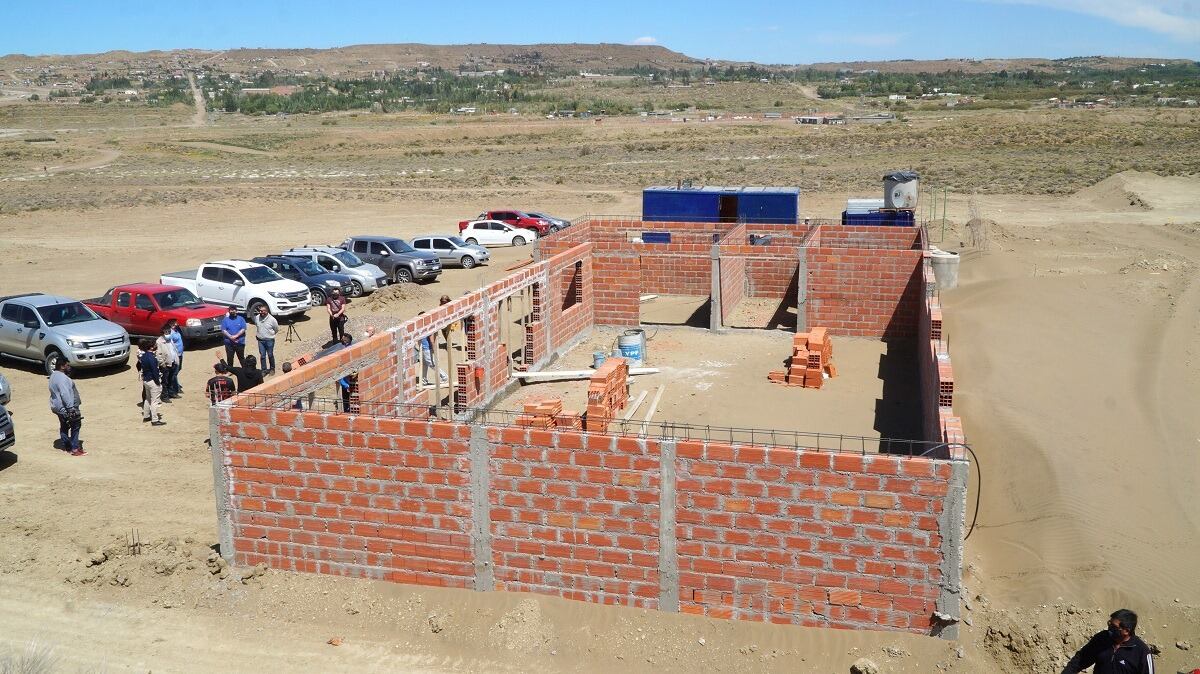 La obra  constará de un campo de juego, una pista de atletismo, 
un albergue, canchas auxiliares, forestación, salas de salud y recreación