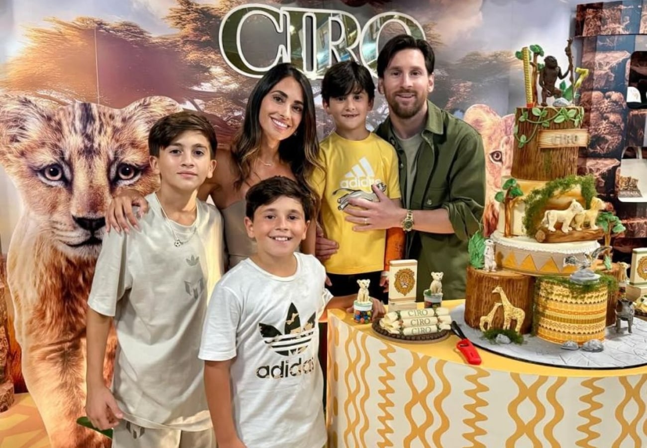 La familia Messi a pleno, disfrutando del festejo del más chico.