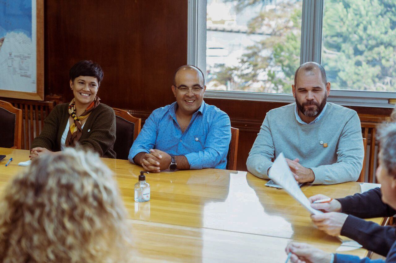 Miembros del gabinete provincial acompañaron al gobernador Melella en la reunión.