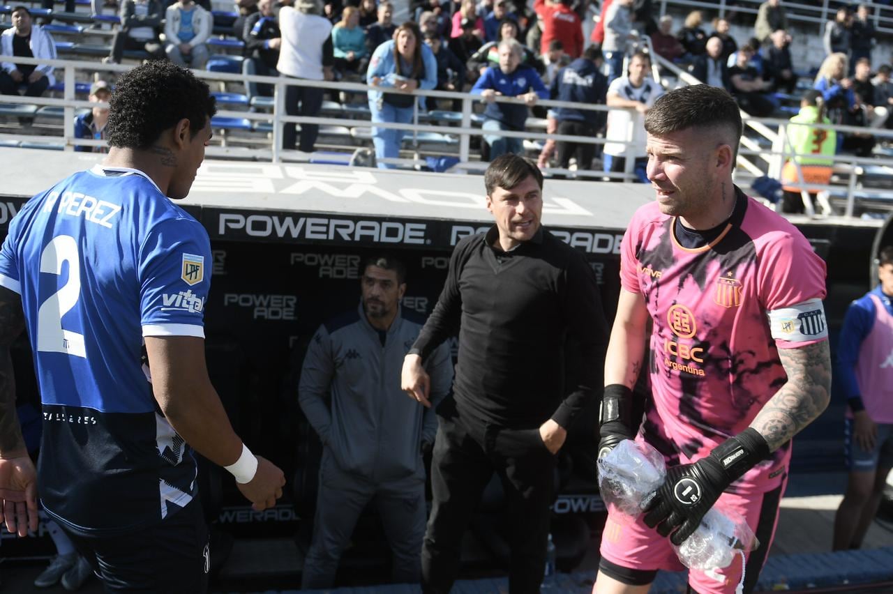 Los saludos entre Gandolfi, los jugadores y Alexander Medina, entrenador uruguayo, en la previa del partido entre Vélez y Talleres por la Liga Profesional. (Federico López Claro)