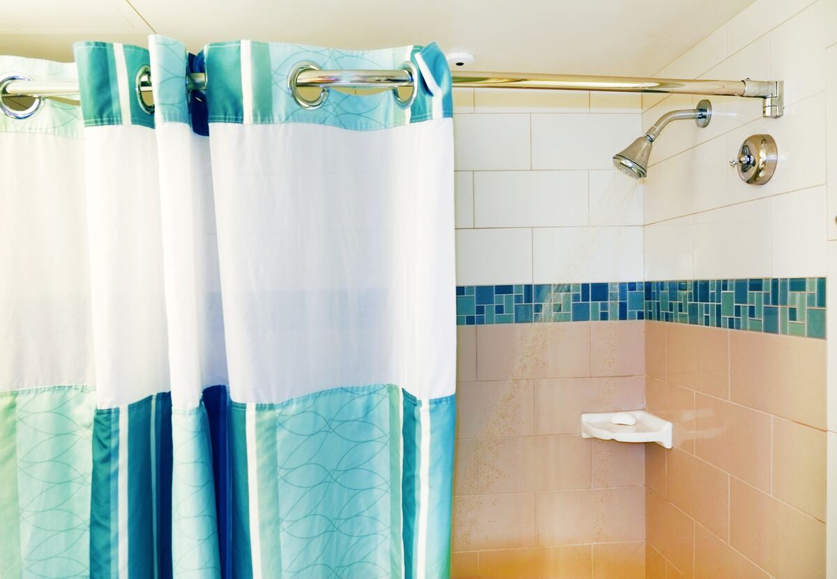 El truco definitivo para limpiar la cortina del baño sin tener que sacarla