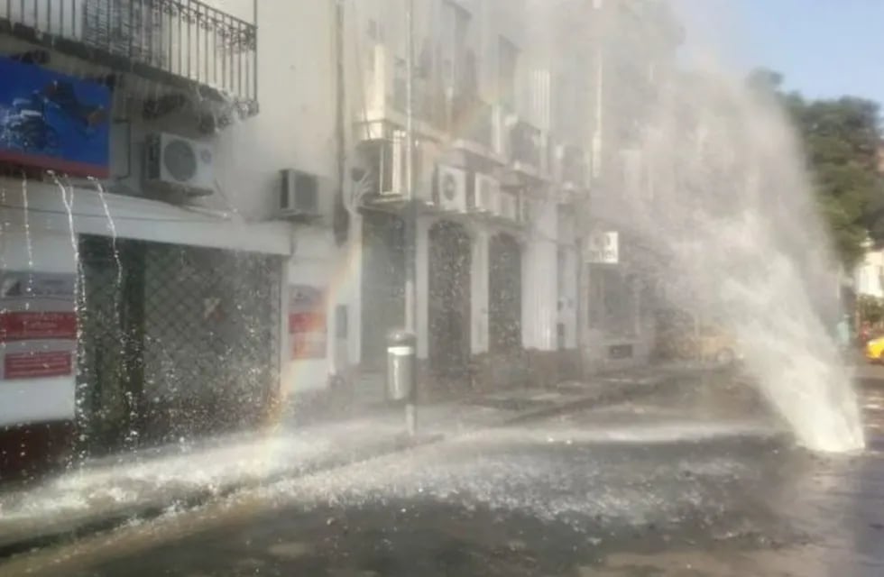 Rotura de caño de agua en pleno centro de Córdoba.