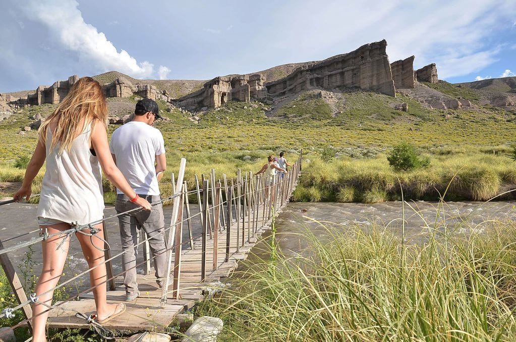 En los Castillos de Pincheira se pueden realizar caminatas, cabalgatas y acampar.
