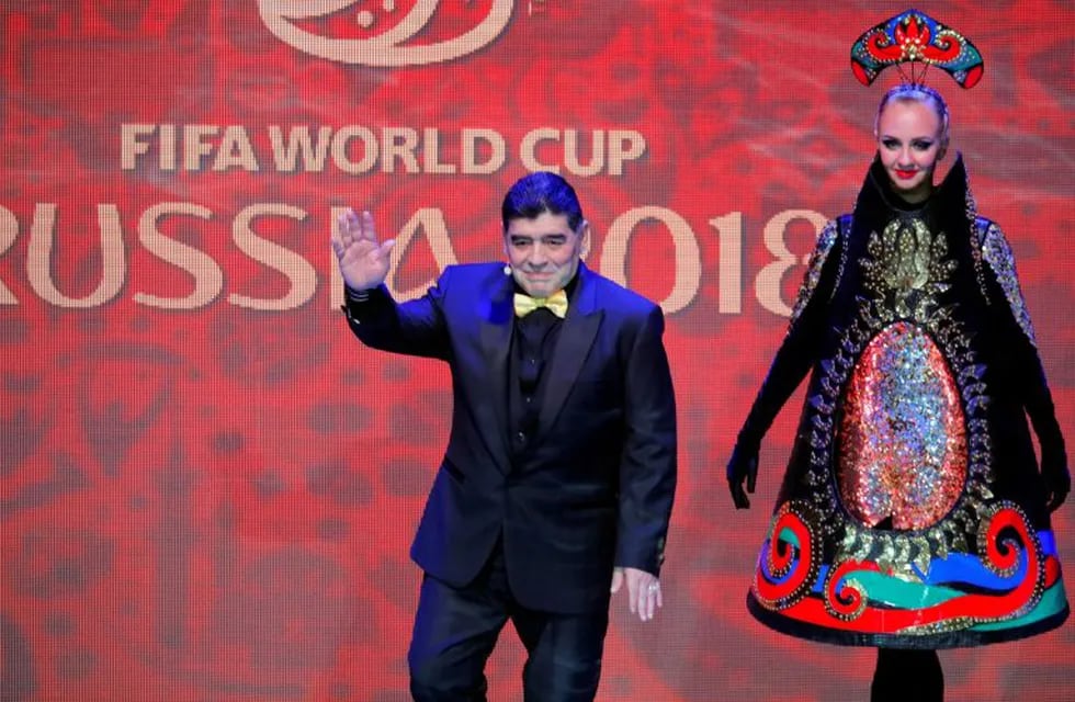 EPA139. MOSCÚ (RUSIA), 01/12/2017.- El exfutbolista argentino Diego Armando Maradona llega al escenario durante el sorteo del Mundial de Rusia 2018 que se celebra en el Palacio del Kremlin de Moscú, Rusia, el 1 de diciembre del 2017. EFE/Yuri Kochetkov