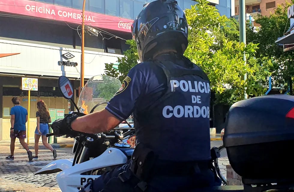 Efectivo policial en pleno centro carlospacense, (Foto: VíaCarlosPaz).