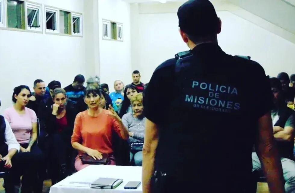 La Policía Comunitaria realizó charlas con la comunidad iguazuense.