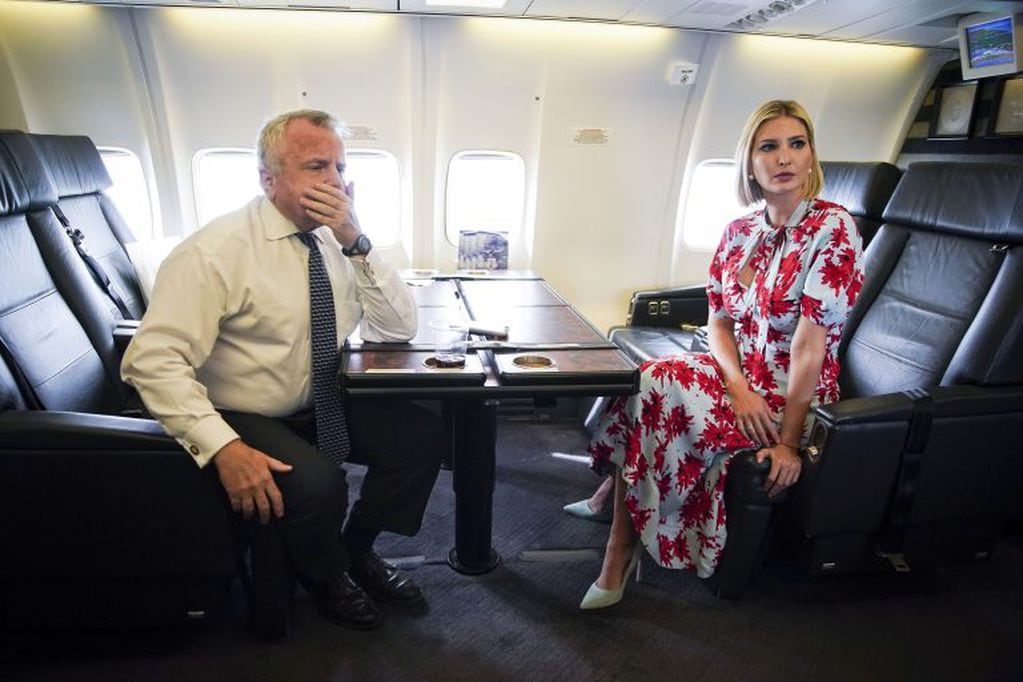 El subsecretario de Estado de los EE. UU., John Sullivan; e Ivanka Trump, a bordo del avión que los lleva a Paraguay este jueves, dan una entrevista tras su visita a la provincia de Jujuy. Foto: Al Drago/Bloomberg