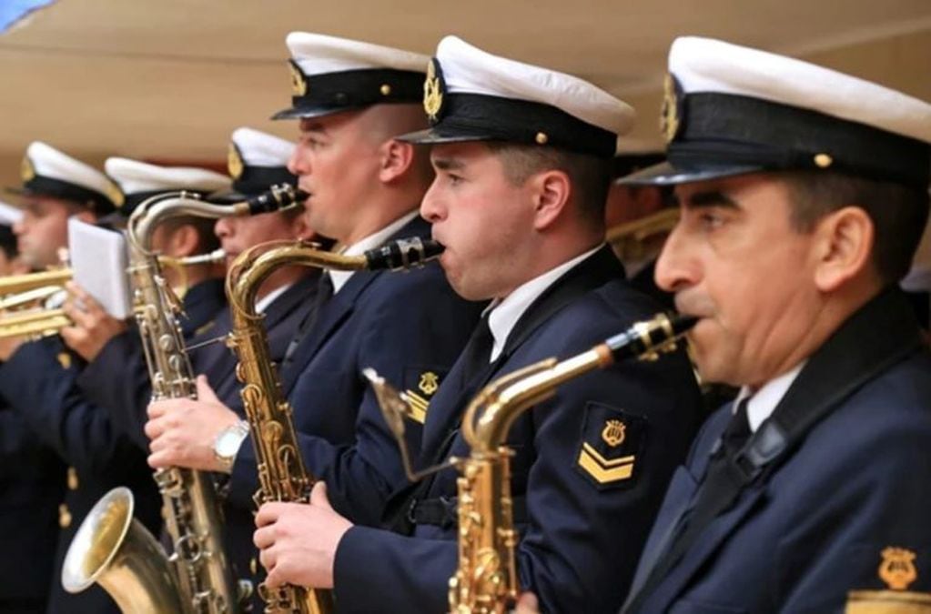 Egreso de Policías - Banda de Música del Área Naval Austral, estuvo presente en la ceremonia, ejecutando el Himno Nacional y marchas
