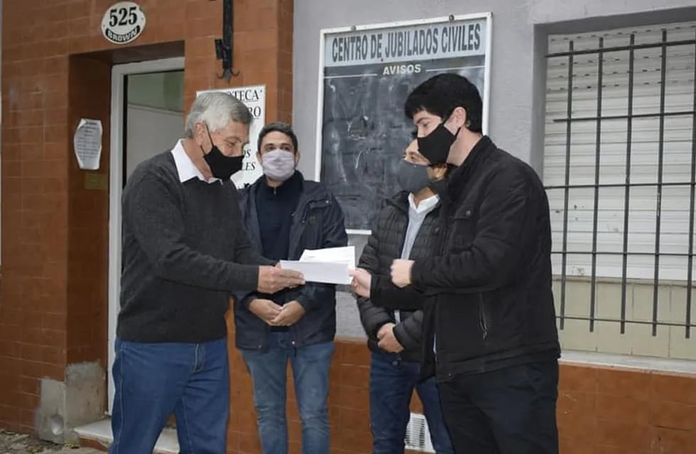 Juan Manuel Hernando entrega subsidio a Centro de Jubilados