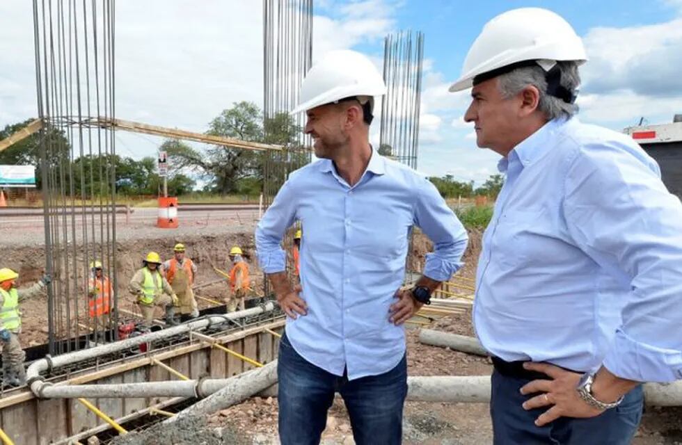 El gobernador Morales y el ministro de Transporte Guillermo Dietrich, en la obra de duplicación de la Ruta Nacional 34.