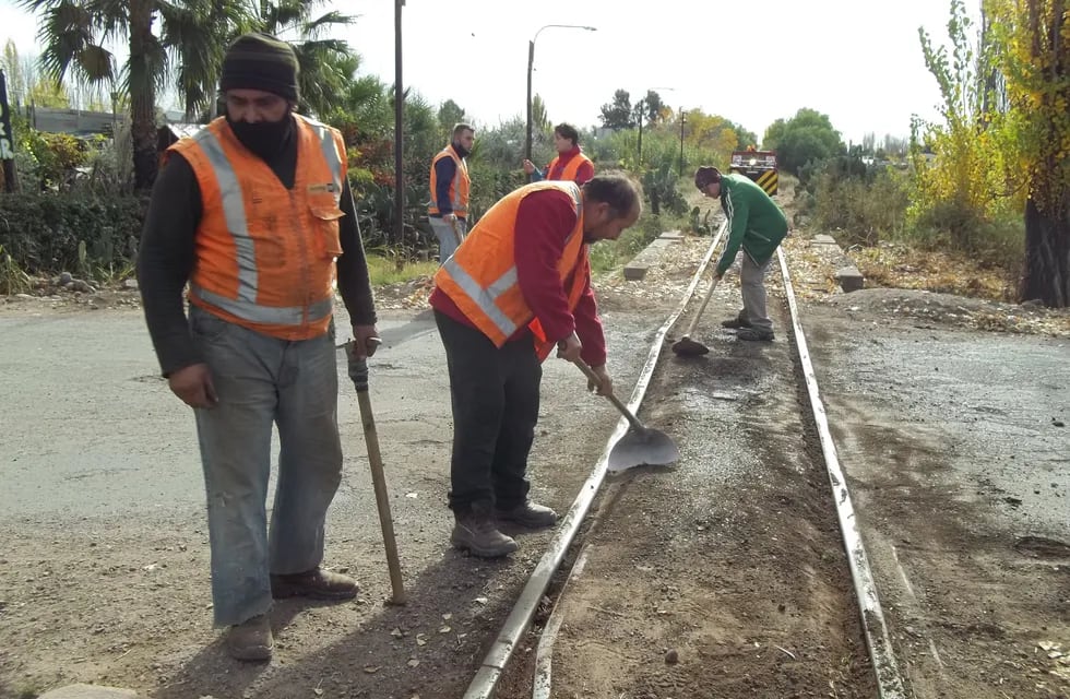 Los socios de Ferrotur Trasandino Mendoza despejando las vías.