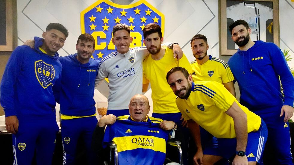 Cumplió su sueño: el jubilado estafado en La Rioja conoció al plantel de  Boca en Santiago del Estero | Deportes
