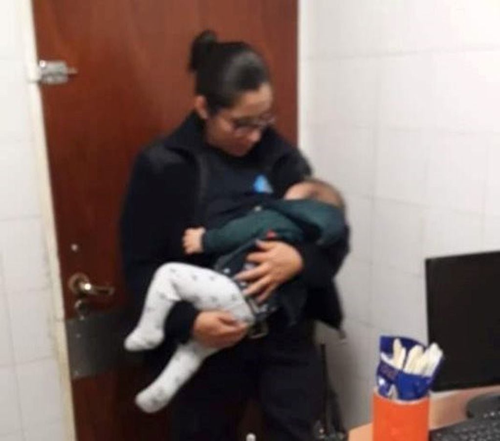 Cipolletti. Policía amamantó a un bebe que fue golpeado durante un ritual satánico .