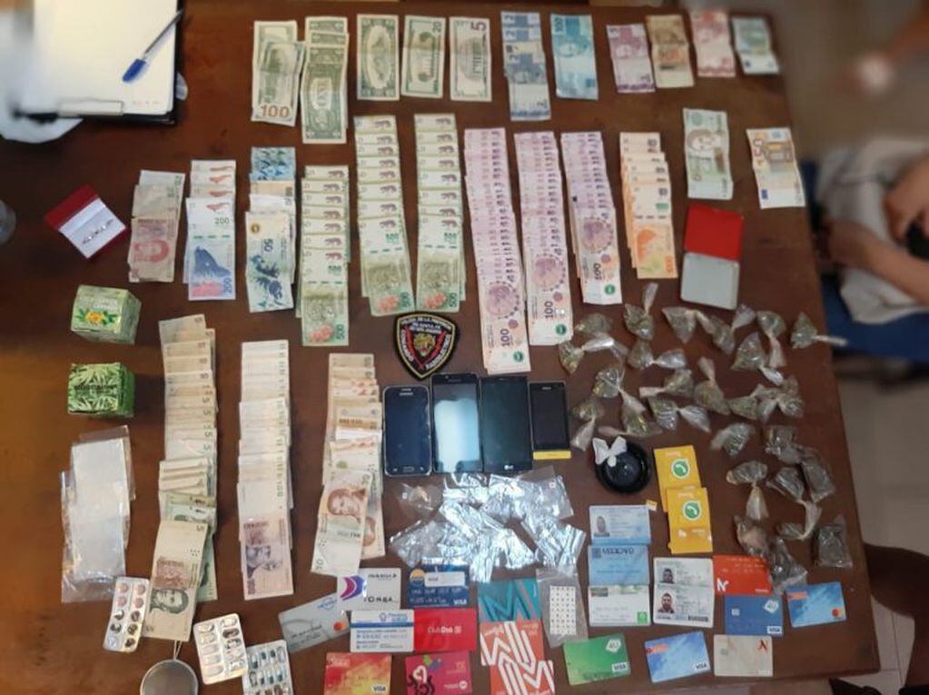 Los uniformados encontraron desde pesos uruguayos hasta euros junto con la droga. (@minsegsf)