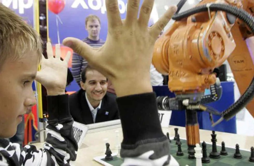 Insólito: un robot que jugaba al ajedrez, le rompió el dedo a un niño que era su contrincante. Foto: Archivo.