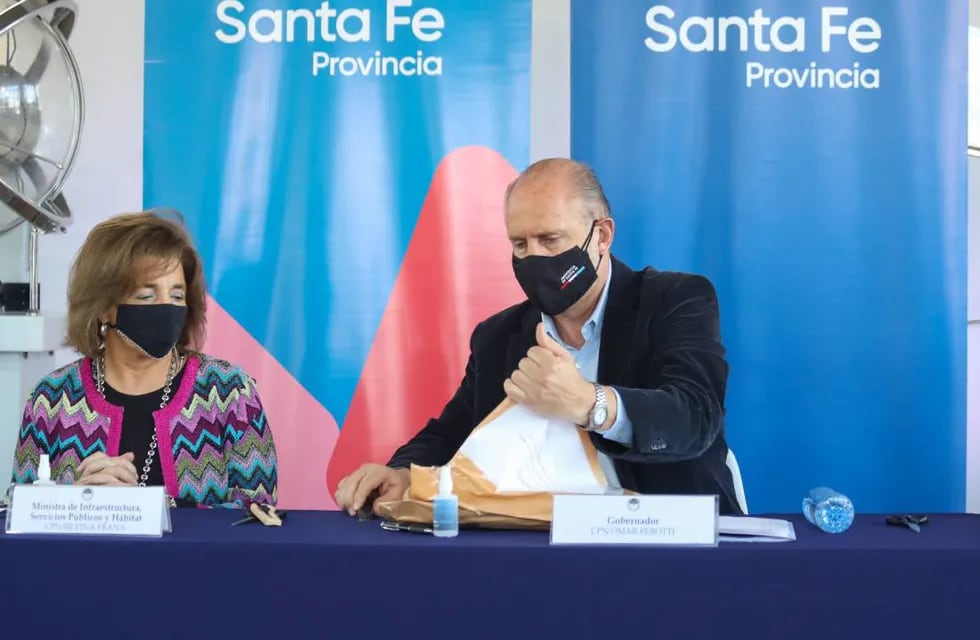Silvina Frana y Omar Perotti, en la apertura de sobres para mejorar el abastecimiento de agua potable para Tostado