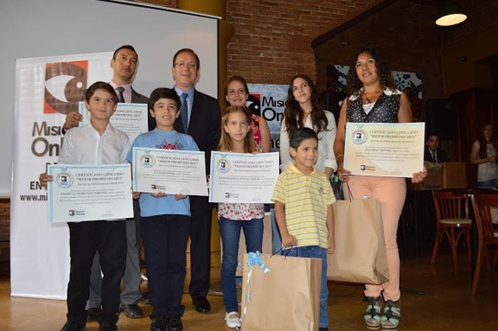 El director Marcelo Almada, con los alumnos premiados. (Misiones Online)