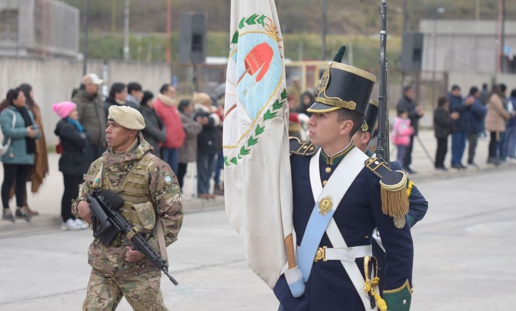 La Bandera Nacional de la Libertad Civil, uno de los símbolos patrios oficiales, portada por oficiales del Ejército con asiento en Jujuy.