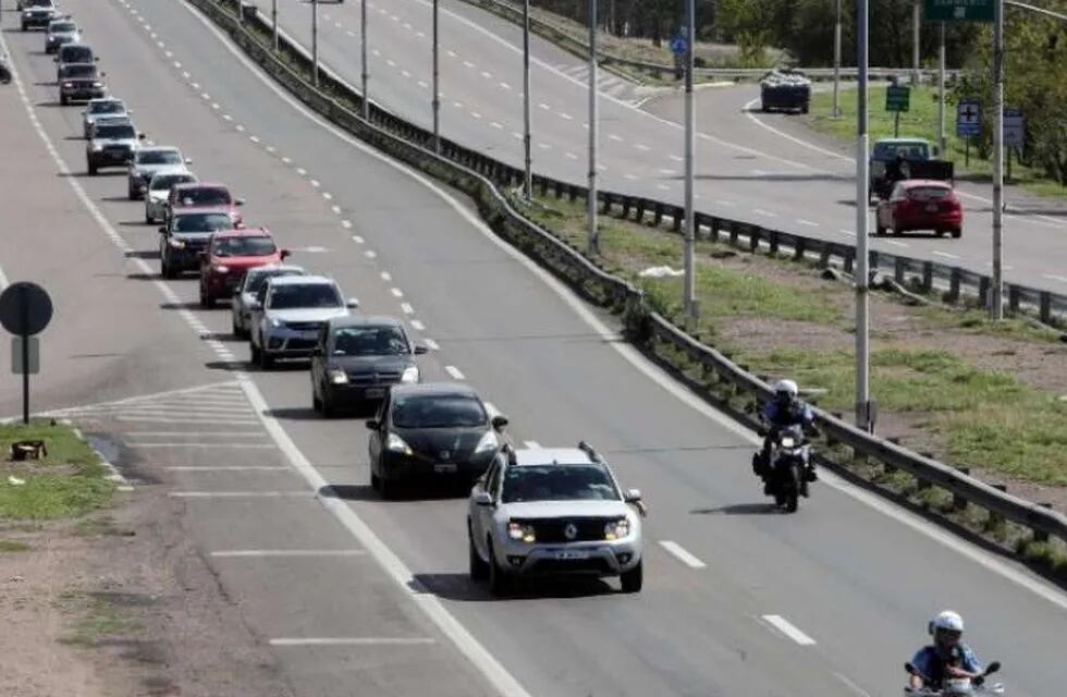 Treinta vehículos particulares de turistas fueron escoltados por la Ruta Nacional 7, para que puedan regresar a sus ciudades.