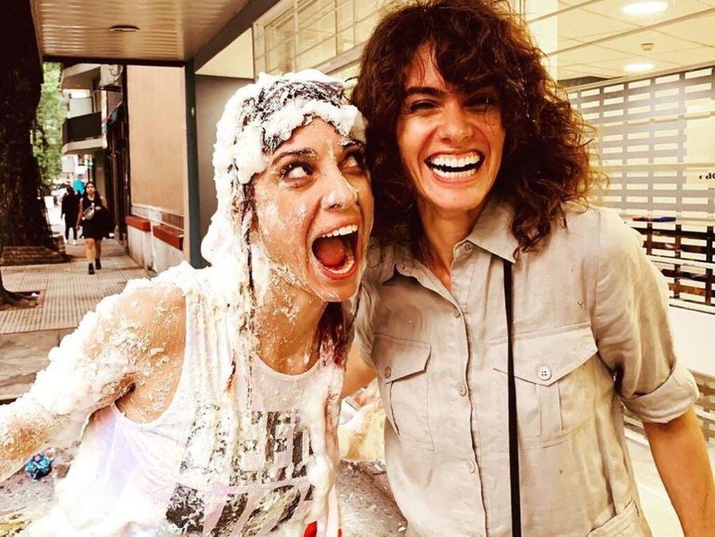 Martina Gusmán posa junto a Florencia Raggi tras recibirse de Licenciada en Psicología  (Foto: Instagram/ @ptraper)