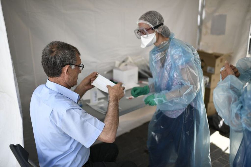 Test por coronavirus (Photo by STEPHANE DE SAKUTIN / AFP)