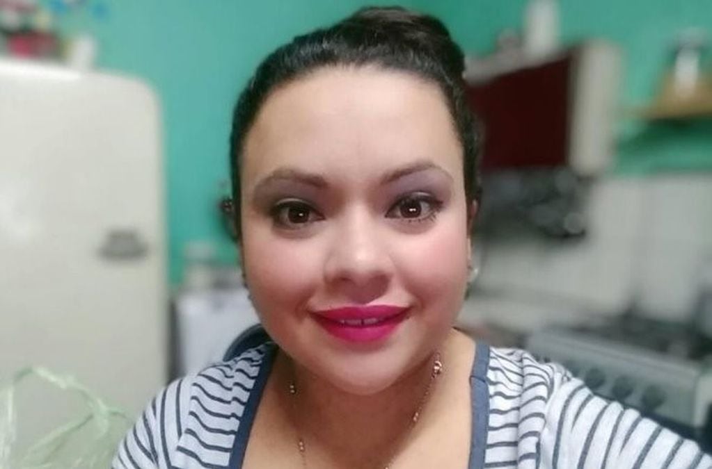 Micaela Pérez, regala tartas de coco a donantes de plasma.