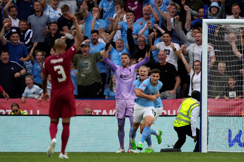 Julián Álvarez acaba de marcar su primer gol con el Manchester City y lo abraza Haaland, otro de los refuerzos del equipo. (AP)