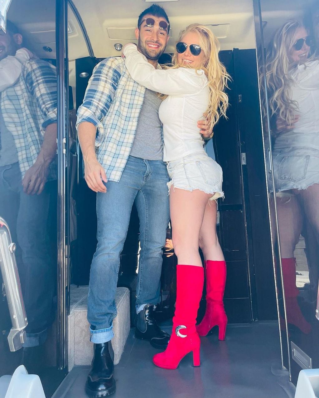 Britney Spears junto a su pareja tras la finalización de la tutela. 