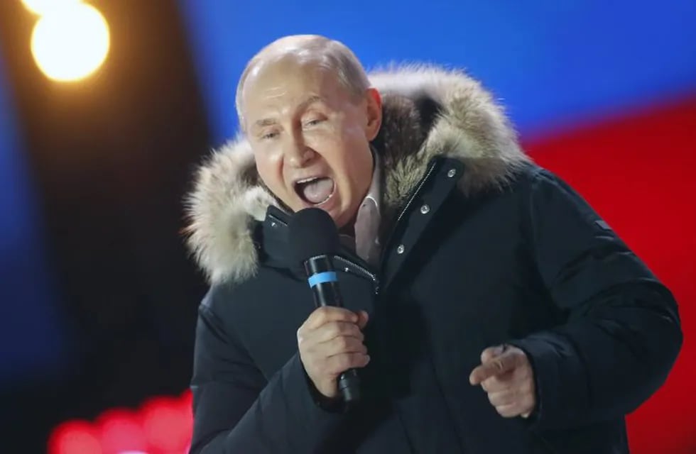KOCH23. Moscow (Russian Federation), 18/03/2018.- Russia's President Vladimir Putin delivers a speech during a rally in his support near Kremlin in Moscow, Russia, 18 March 2018. Russians are electing the President of Russia in the 18 March elections, with eight candidates contesting for the presidential seat, including the incumbent president Vladimir Putin, who leads with over 72 per cent of the vote and projected to win his fourth term in the Kremlin. (Elecciones, Moscú, Rusia) EFE/EPA/YURI KOCHETKOV