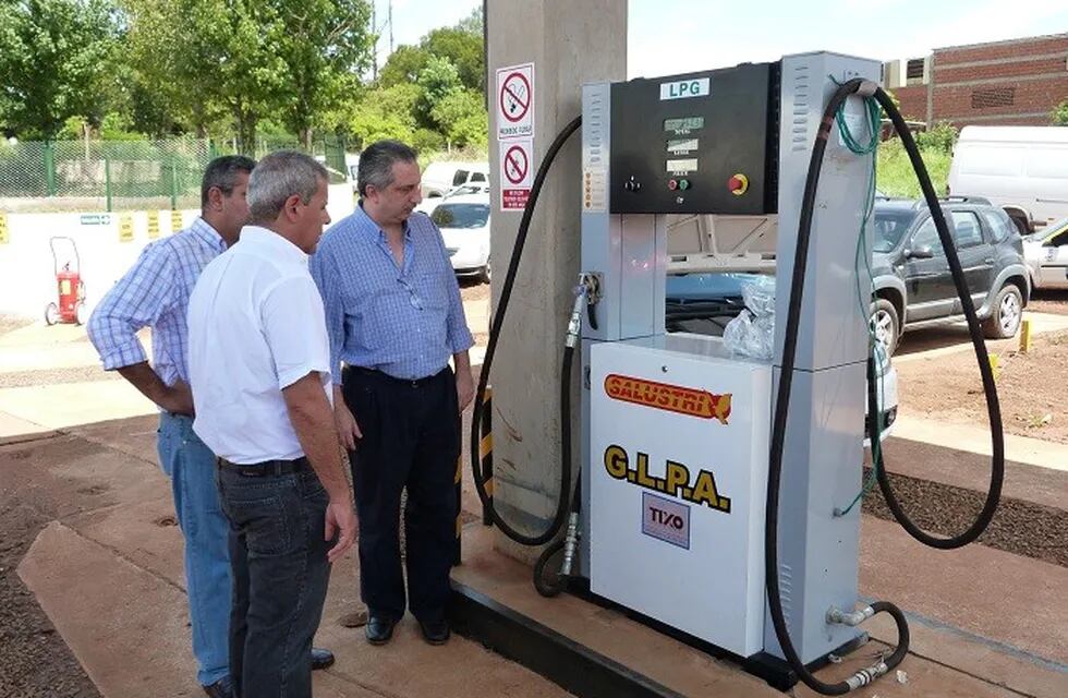 El gobernador Passalacqua en una instalación de gas licuado para vehículos en Posadas (MOL)