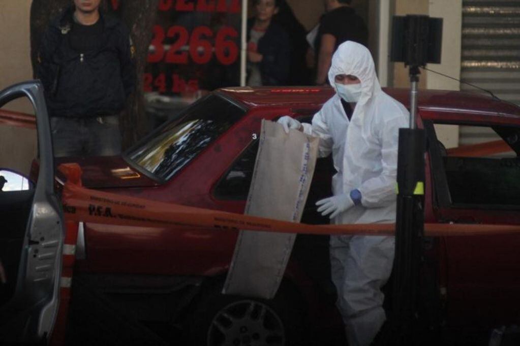 Policía científica trabaja en el auto en el que fue encontrada sin vida Xiomara Morales