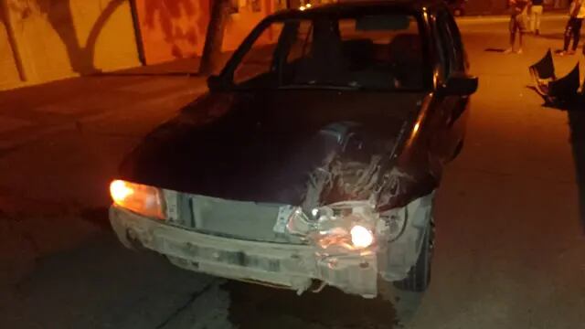 Un hombre alcoholizado chocó un auto estacionado