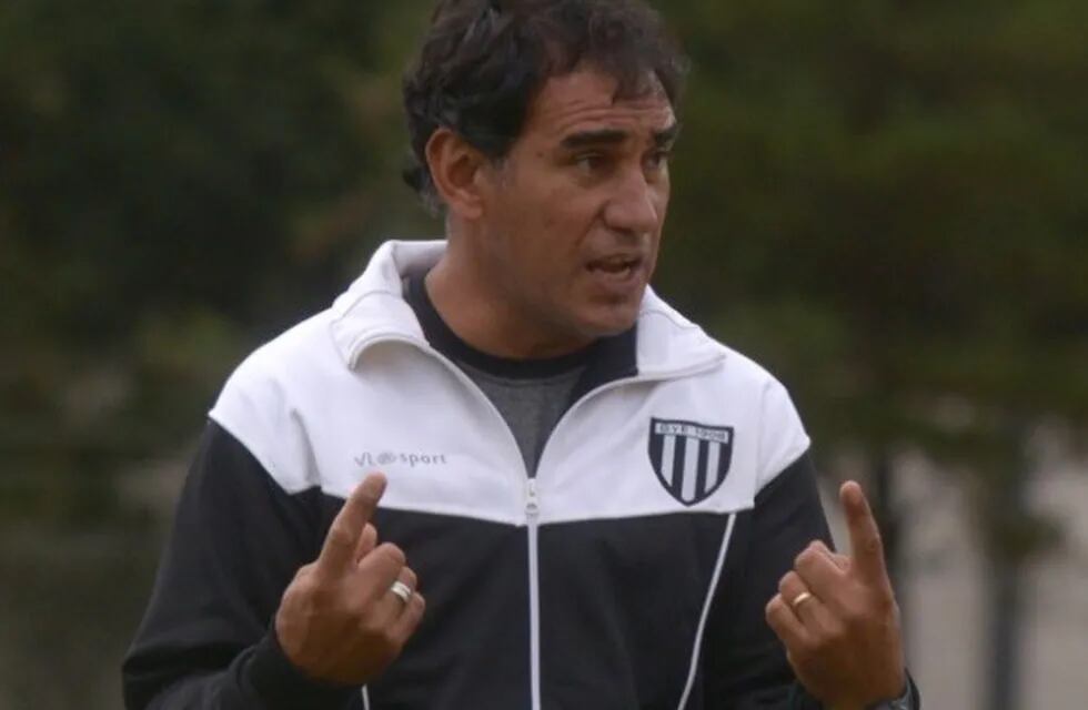 Uno de los técnico de Gimnasia de Mendoza, Darío Alaniz, sueña con el ascenso, pero en la mira tiene a Independiente Rivadavia que juega en la B Nacioanl.