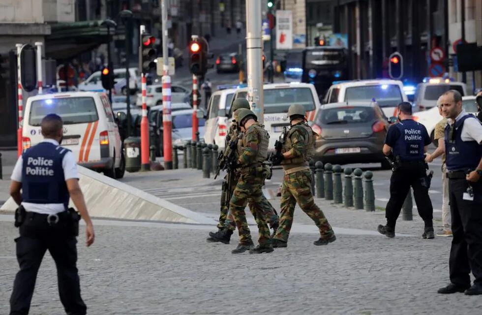 Policías y militares vigilan los alrededores de la Estación Central de Bruselas, Bu00e9lgica, el 20/06/2017. \r\nLa estación fue evacuada tras una explosión.\r\n(Vinculado al texto de dpau00a0\
