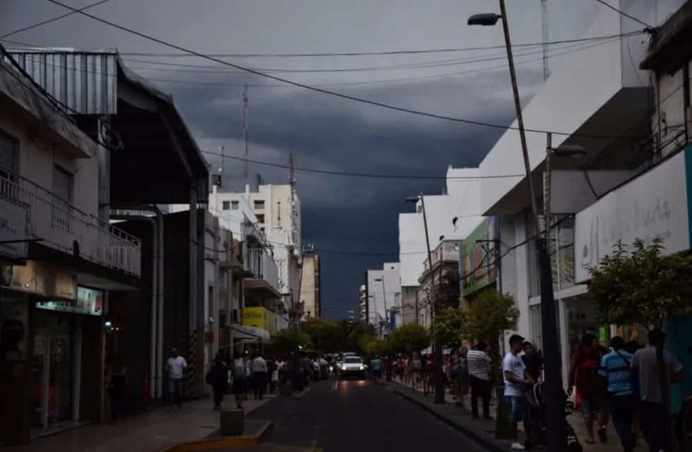 La tormenta al acecho en la ciudad capital. Foto: El Diario de la República.