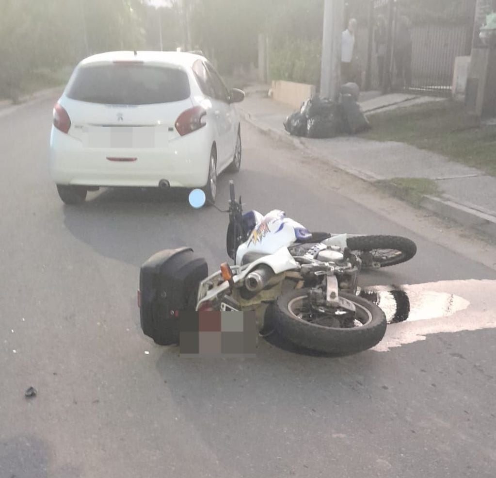 El auto del efectivo policial y la motocicleta del vecino agredido.