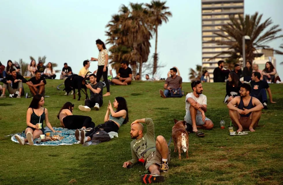 Israel suspende a partir de este domingo el uso obligatorio de barbijos al aire libre.