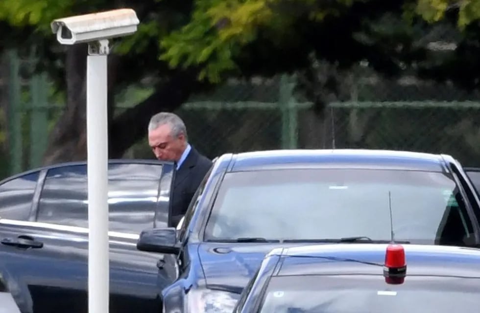 Brazilian President Michel Temer leaves the Jaburu Palace official residence towards Planalto Palace in Brasilia, on May 19, 2017.nTemer hoped to save his presidency Friday by persuading the corruption-riddled Congress to back him, despite growing calls for his head in the country's explosive new graft scandal. On Thursday, Temer emphatically refused to step down after the Supreme Court authorized a probe against him over allegations that he authorized paying hush money to already jailed Eduardo Cunha, the disgraced former speaker of the lower house of Congress. / AFP PHOTO / EVARISTO SA