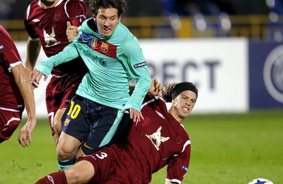 Ansaldi y Messi se enfrentaron durante la Liga de Campeones 2010. (EFE)