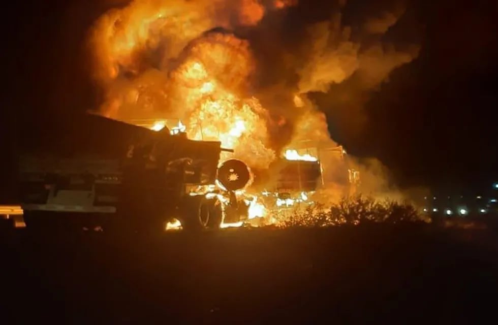El voraz incendio involucró al menos a dos de los vehículos de transporte, y atrapado entre los hierros de la cabina de uno de ellos falleció un chofer de origen chileno. Gentileza