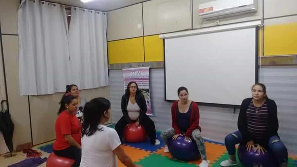 Embarazadas haciendo ejercicios de relajación y respiración en una sala especial del Hospital Samic "Marta Schwarz" de Puerto Iguazú. (Gentilez Hospital Samic)