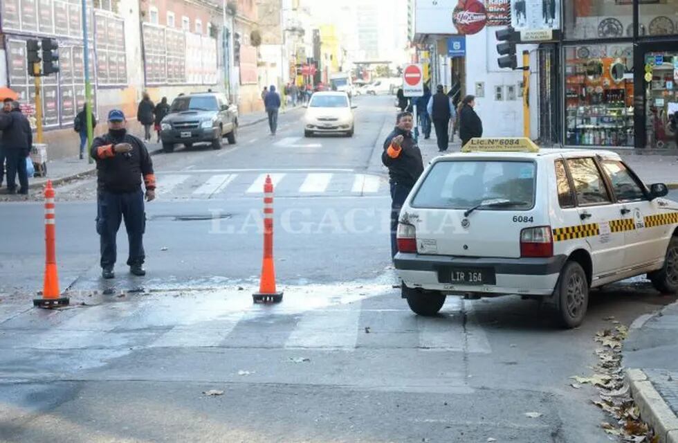 Personal municipal indican del cambio a los conductores.