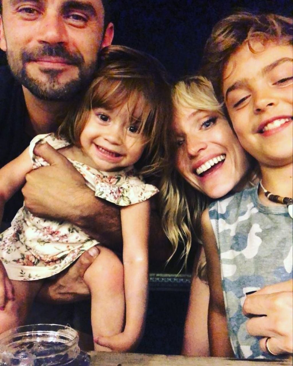 Gonzalo Heredia junto a su pareja, Brenda Gandini y a sus dos hijos: Eloy y Alfonsina (Foto: Instagram/ @gonzaloezequielheredia)
