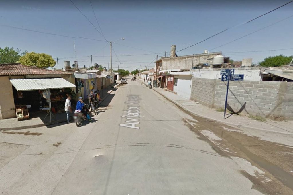 El violento episodio ocurrió en la intersección de calles Santibáñez y Kingsley, en barrio Las Flores II de Córdoba Capital. (Google Street View)