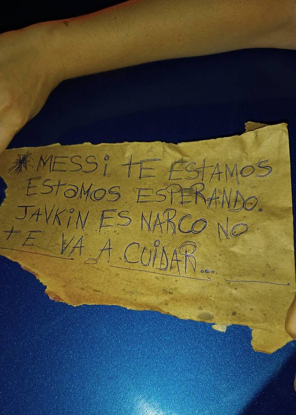 Luego de la balacera en el supermercado Único de Lavalle al 2500, la policía de Rosario encontró una nota con amenazas a Lionel Messi que tildaba de "narco" al intendente Pablo Javkin.