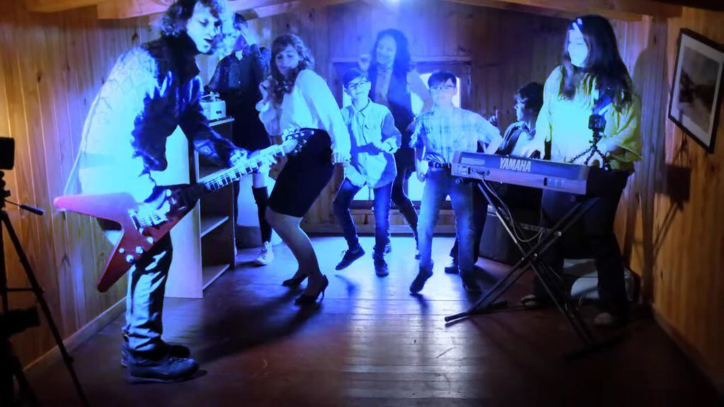 Sin Cordones. Captura del video clip "Funktasma", un fantasma divertido que baila con un grupo de amigos y contagian buena onda.