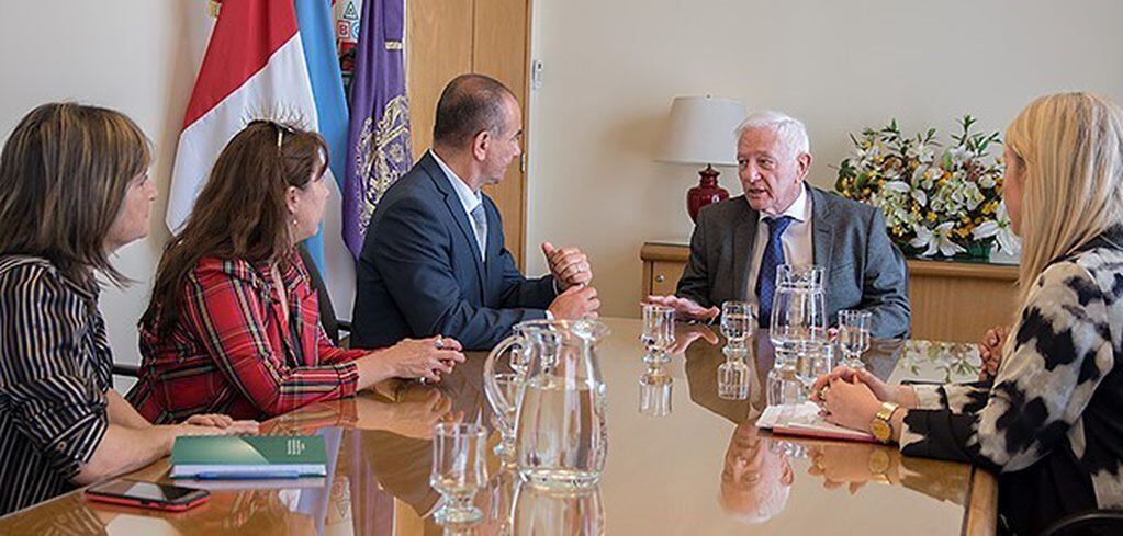 El rector de la UNC, Hugo Juri, en diálogo con el secretario de Salud de Jujuy, Pablo Jure, el pasado jueves 10 de octubre.