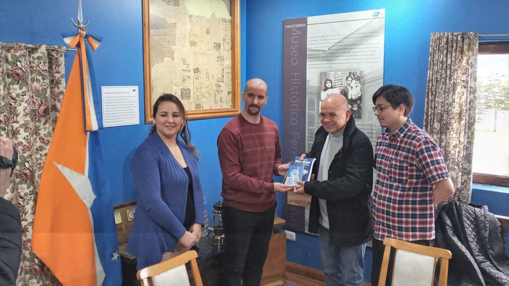 Representantes de la Subcomisión "Herederos de la Causa Malvinas" entregaron presentes al VGM Leiva.